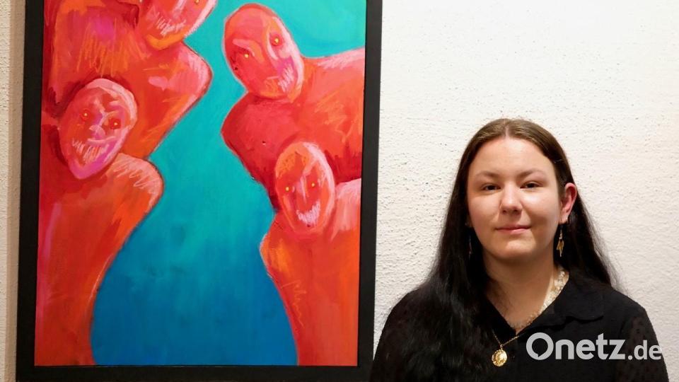 Amelie Brandl vor einer ihrer Arbeiten. Bild: Kunsthaus Waldsassen/Jürgen Klein/exb