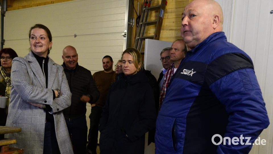 Thomas Heckmann (rechts), Vorsitzender des SC Monte Kaolino, führte Verena Bentele (Mitte) und Tina Winklmann (links) durch die Maschinenhalle des Langlaufzentrums am Rotbühl und erklärte ihnen, wie die Kunstschneedecke aufgebracht und bearbeitet wird. Bild: chl