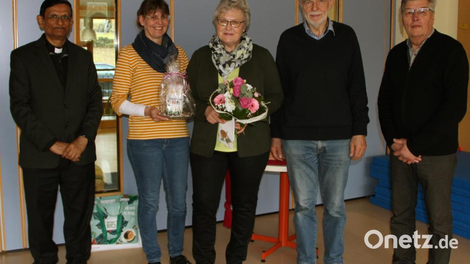 Von einer zuverlässigen und gewissenhaften Reinigungskraft Maria Thumbeck (vorne Mitte) nahmen Abschied: Von links Pfarrer Augustin Lobo, Daniela Dimler (Leiterin), Alois Lehner (Kirchenverwaltung) und Otmar Buchmann (Kirchenverwaltung). Bild: lep