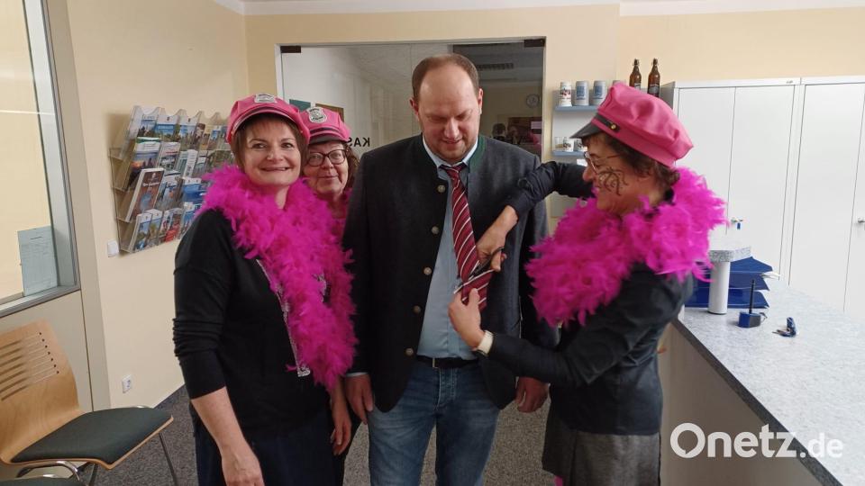 Nach der Kürzung der Krawatte im Rathaus folgten beim Frauenbund und in der AWO-Tagespflege weitere Kürzungen. Bild: gz