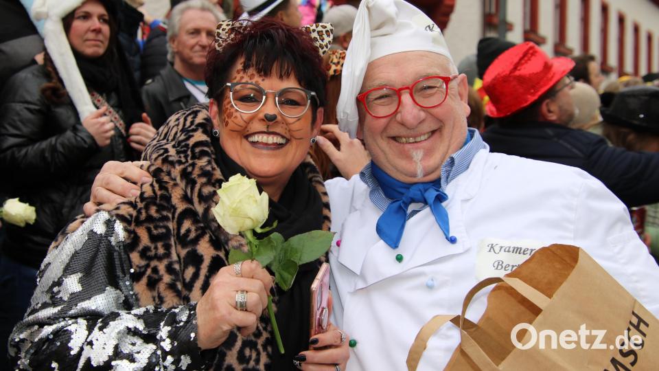 Stadtrat Martin Gramsch verteilte Rosen. Bild: kro