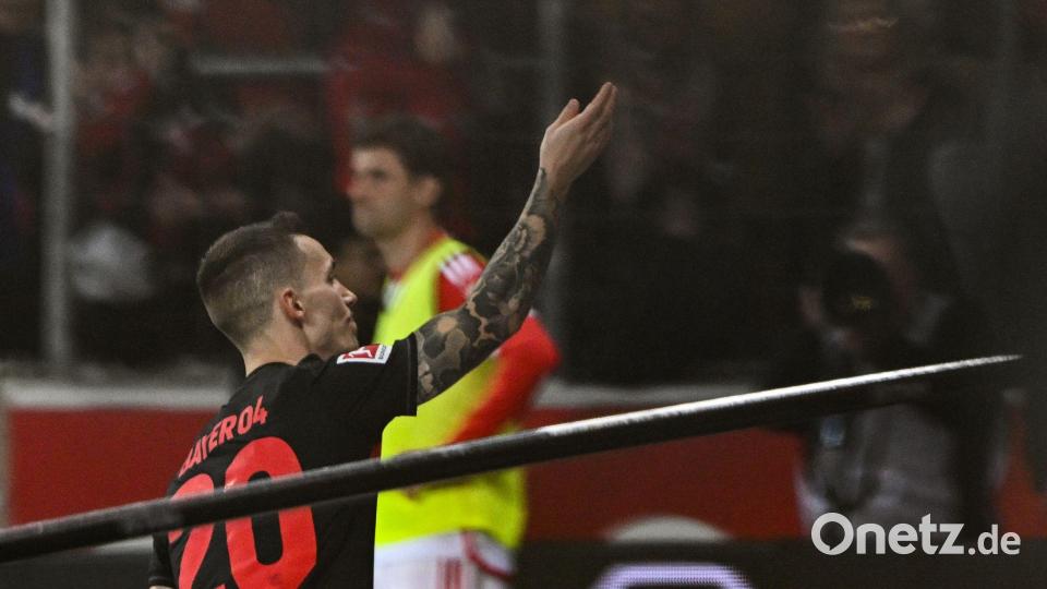 Alejandro Grimaldo erhöhte für Leverkusen auf 2:0. Bild: Federico Gambarini/dpa