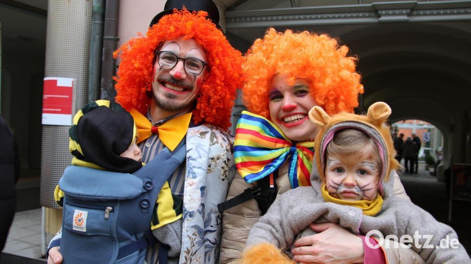 Um den Rawetzer Narrenzug zu sehen, war diese Familie eigens aus Leipzig angereist. Die junge Mutter stammt aus Marktredwitz. Bild: kro