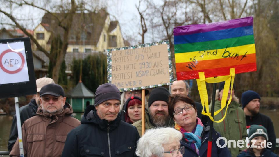 Viele Menschen sind zur Demonstration in Grafenwöhr mit selbstgebastelten Schildern gekommen. Bild: sne