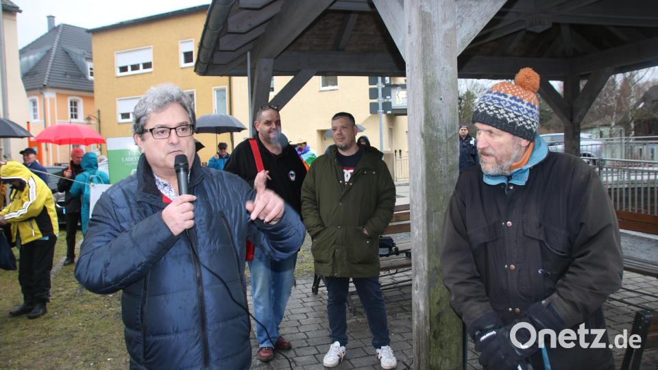 Pressaths Bürgermeister Bernhard Stangl (links) kann nicht verstehen, aus Protest die AfD zu wählen. Der Mann rechts hatte sich zuvor dazu geäußert. Bild: sne