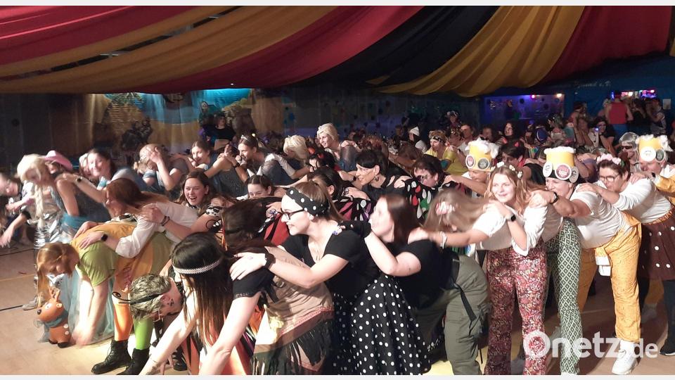 Stimmung pur in der Landgraf-Ulrich-Halle: Auch beim &quot;Bobfahren&quot; geht es rund. Bild: hm