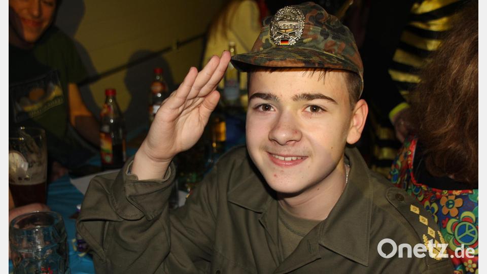 Der junge &quot;Vier-Sterne-General&quot; muss seinen Gruß noch üben. Bild: frd