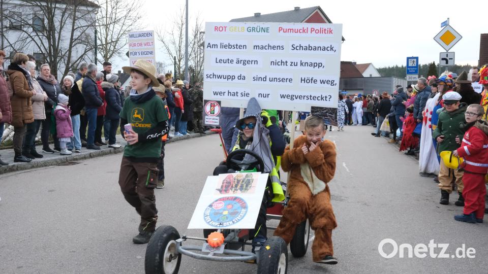 Der Pumuckl macht sich lustig über die „rot-gelb-grüne Kobold-Politik“. Bild: Hirsch