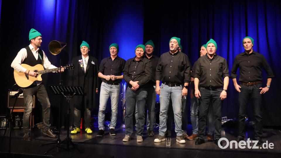 Der frisch gegründete Edelsfelder Guerilla-Chor kam der Bettler-Bigband gesanglich zu Hilfe. Bild: mfh