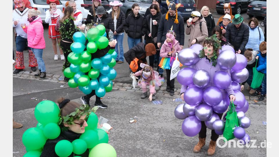 Zum Anbeißen: Die süßen Weintrauben-Damen im Kuftballon-Kostüm. Bild: Hirsch