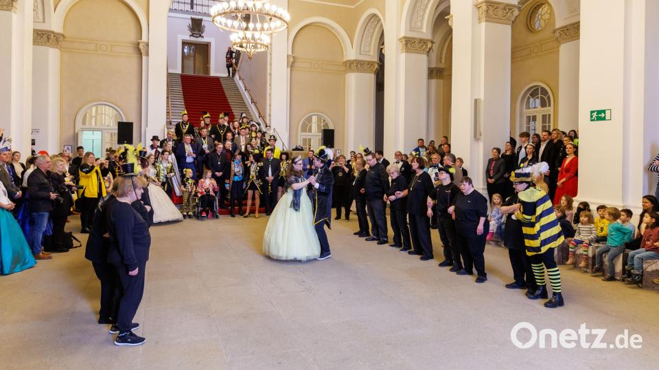 Die Inklusionshoheiten Kati I. und Werner I. beim Prinzenwalzer. Bild: Rolf Poss/exb