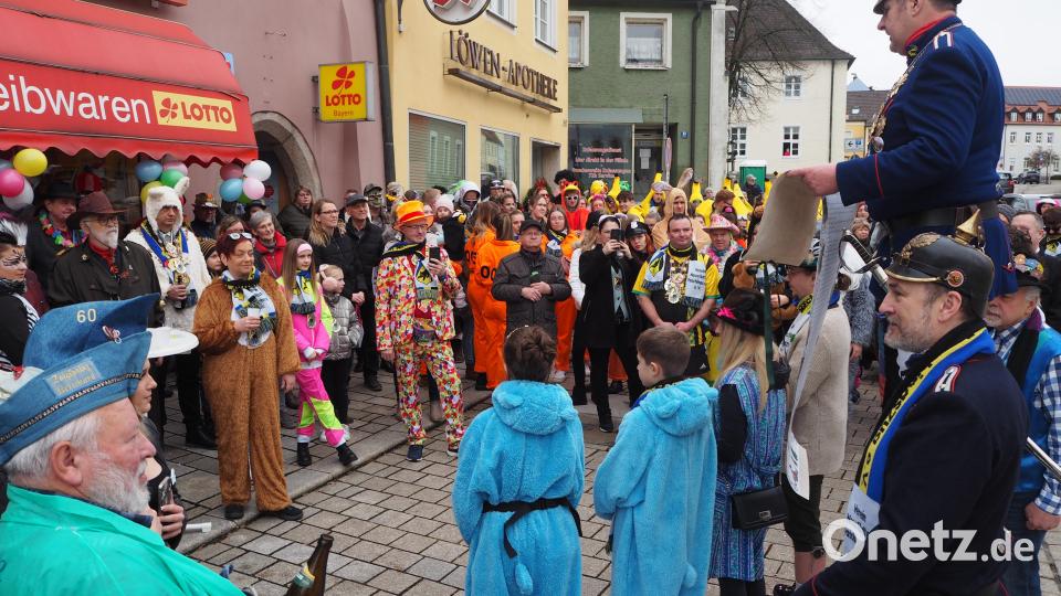 Gendarm Haslbeck gibt die Mobilmachung zum Faschingszug von Neustadt/WN bekannt. Bild: krb