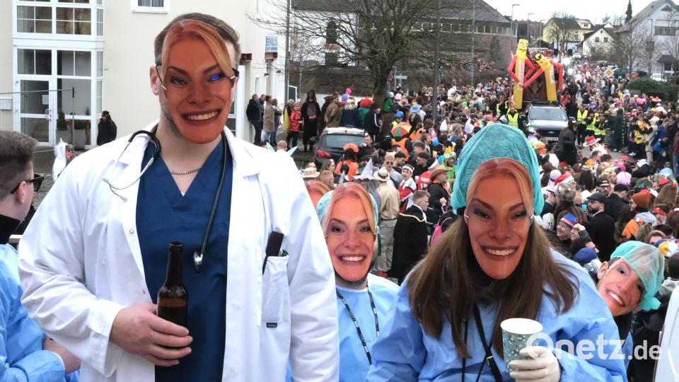 Schwestern der „Barmherzigen Brüder“ helfen schwächelnden Maschkerern mit homöopathischen Tropfen wieder auf die Beine. Bild: Hirsch