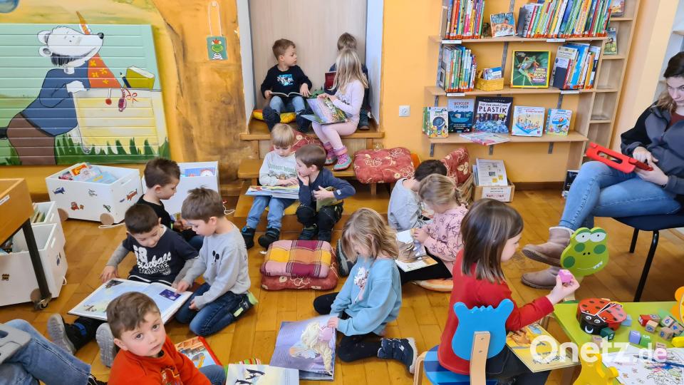 Die Vorschulkinder durften bei ihrem Besuch in der Gemeindebücherei auch nach Herzenslust schmökern. Bild: Gemeindebücherei Kulmain/exb