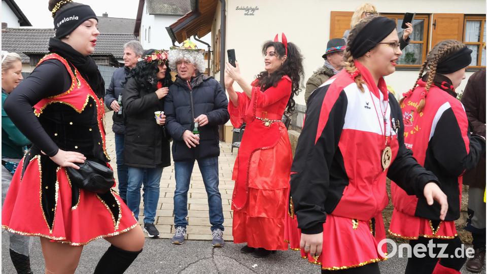 Die Gardemädchen ziehen vorbei an maskierten Zaungästen. Bild: Hirsch
