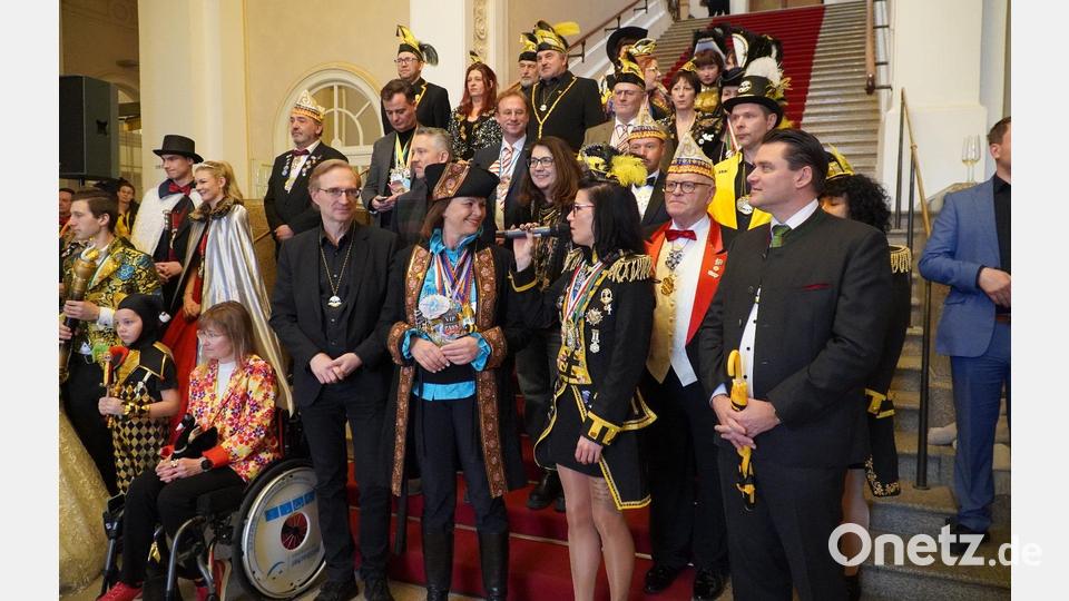 Präsidentinnen unter sich: Sandra Kaiser (mit Mikro) stellt Ilse Aigner (links daneben) die Diamonds vor. Bild: Borkner/exb