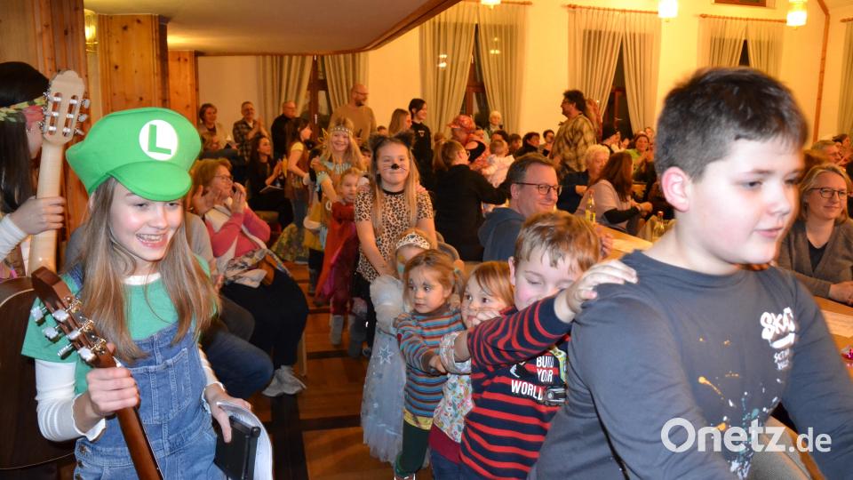 Wolfgang Ziegler und die jungen Künstler ziehen mit einer Polonaise in den Rathaussaal ein. Bild: gi