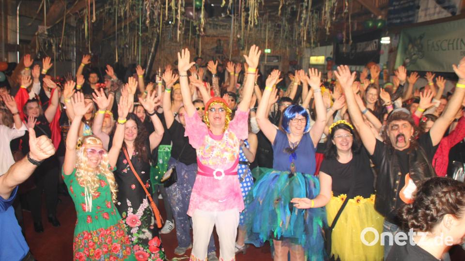 Die Hände zum Himmel und lasst uns fröhlich sein: Beim Sportlerball herrscht ausgelassene Stimmung im Vereinsstodl in Pertolzhofen. Bild: frd