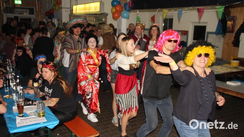 Die Polonaise zog durch den Stodl. Bild: frd