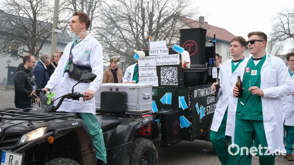 Die Mitglieder des Steinberger Burschenvereins werben für ihr Sommerfest. Bild: Hirsch