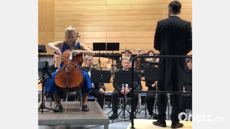 Joanna Hanhikoski am Violoncello und Dirigent Markus Hein während des Finale alla Marcia von Komponist Friedrich Gulda. Bild: mis
