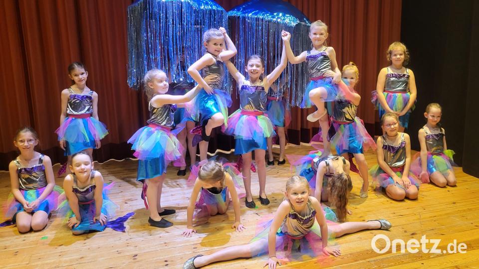 Die Mädchen der Anfängergruppe „Next Generation“ entführten beim Kinderfasching als Nixen in eine faszinierende Unterwasserwelt. Bild: Susanne Weiser/exb