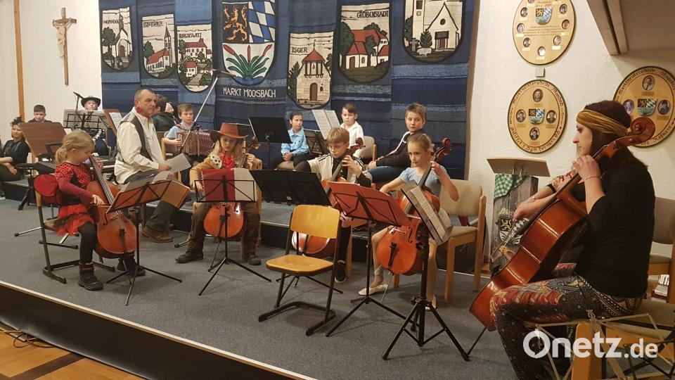 Die Darbietungen der jungen Künstler wurden mit viel Beifall honoriert. Wolfgang Ziegler bedankte sich bei den Eltern und Großeltern, die die Musikschule großartig unterstützen. Bild: gi