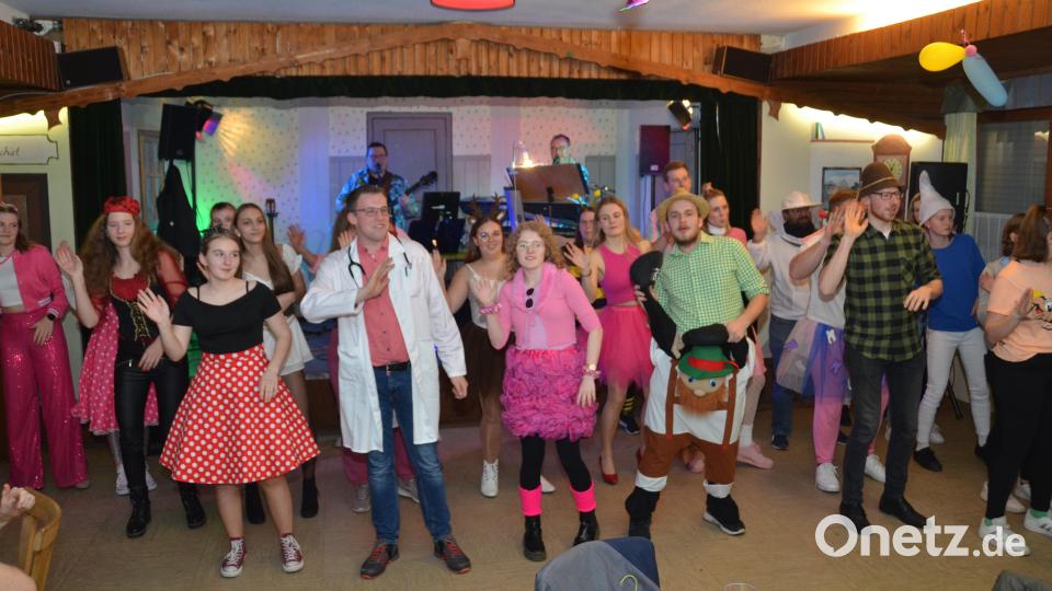 Wenn die „Krautkepf“ den Kulthit „Achy Breaky Heart“ von Billy Ray Cyrus spielen, dann hält es niemand auf dem Platz. Beim „Edelweiß“-Schützenfasching ging zum Faschingsendspurt am Samstagabend die Post ab. Bild: dob