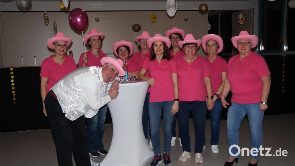 Die Vorstandschaft des Frauenbund-Zweigvereins Oberviechtach schart sich als Barbie-Girls um Ken (Pfarrer Alfons Kaufmann). Bild: wel