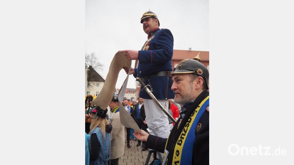 Gendarm Haslbeck gibt die Mobilmachung zum Faschingszug von Neustadt/WN bekannt. Bild: krb