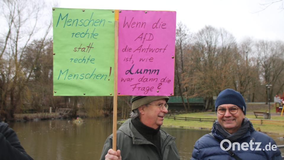 Viele Menschen hatten Schilder entworfen und mitgebracht. Bild: sne
