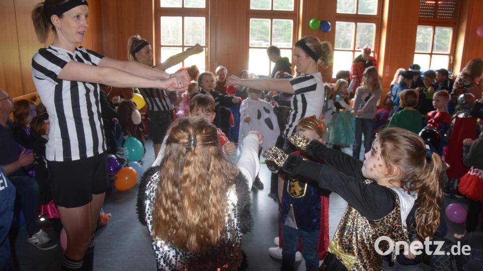 Stimmung pur bei den Kindern, angeturnt von den Animateurinnen Bild: fz