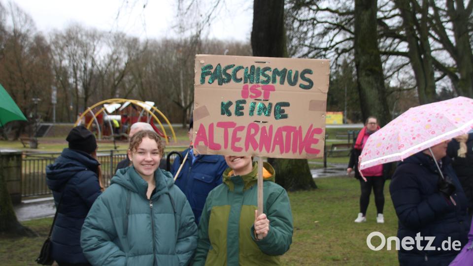 Viele Menschen hatten Schilder entworfen und mitgebracht. Bild: sne
