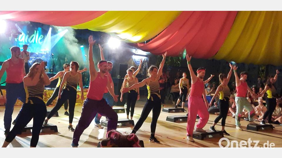 Die &quot;Crazy Steppers + Überraschungsgäste&quot; stellen die &quot;Chippendales&quot; in den Schatten. Bild: hm