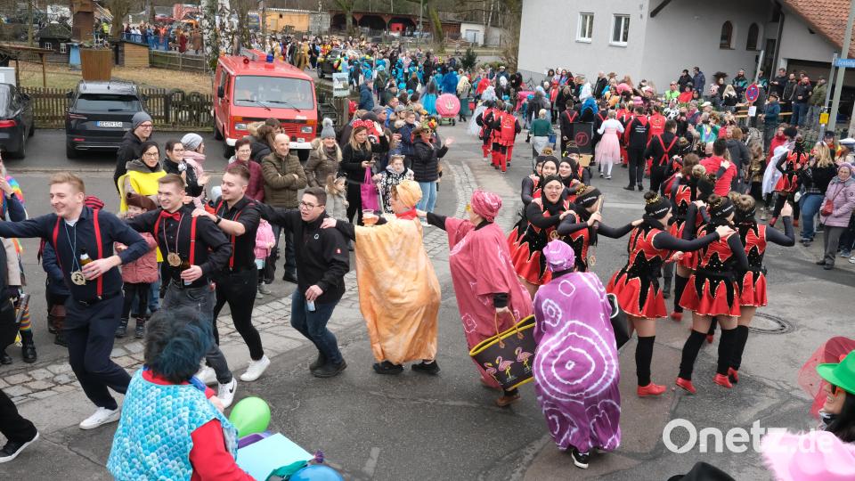 Die Gardemädchen der Seelania formieren sich mit den Damen der Beautyfarm zum Jägermarsch. Bild: Hirsch