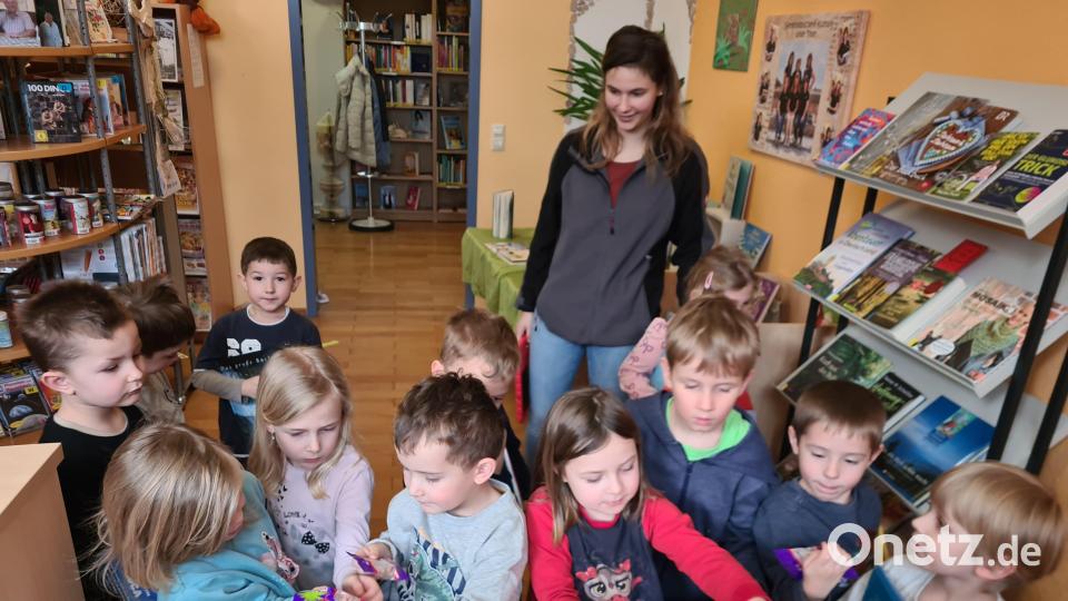 Die Vorschulkinder durften bei ihrem Besuch in der Gemeindebücherei auch nach Herzenslust schmökern. Bild: Gemeindebücherei Kulmain/exb