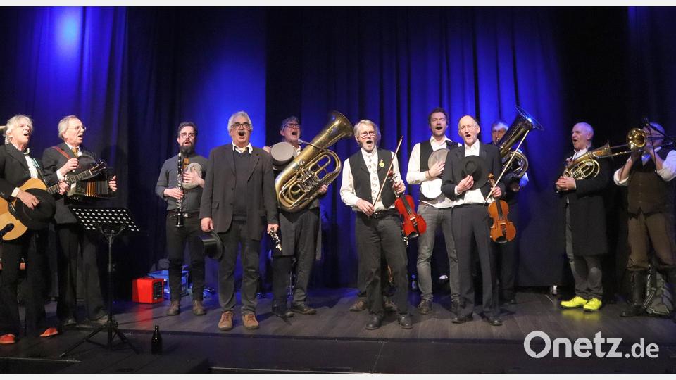 Die Bühne im Capitol war der Ausgangspunkt eines neuen Triumphzuges der Bettler-Bigband durch diverse Lokale der Innenstadt von Sulzbach-Rosenberg. Bild: mfh