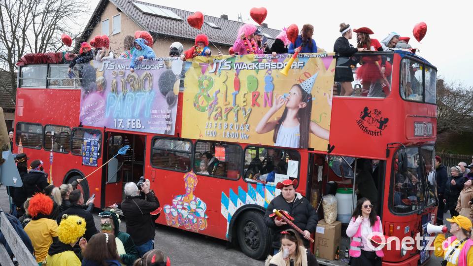 Eine Attraktion: Die mobile Disco im Doppeldecker-Bus. Bild: Hirsch