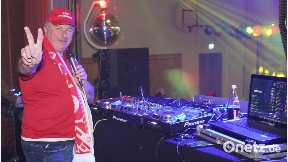 DJ Joe - die Disc-Jockey - Legende aus Waldthurn in Aktion. Bild: fvo