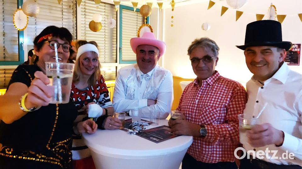 Gute Laune an den Stehtischen in der Bar mit Pfarrer Alfons Kaufmann Bild: lg