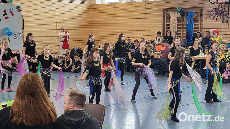 Kinderfasching in Luhe mit den Tanzgruppen des Sportvereins. Bild: R. Kreuzer