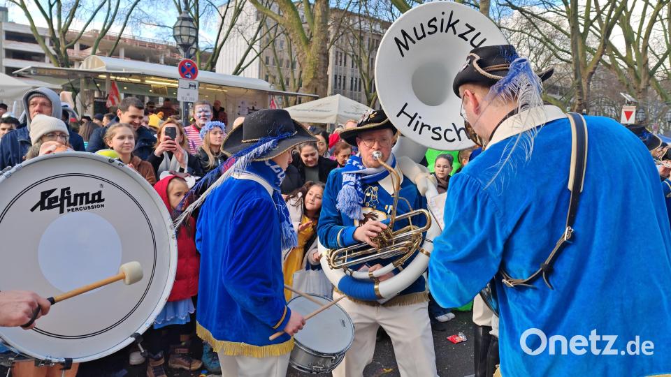 Kurzer Stopp und eine von Trommelwirbel begleitete Soloeinlage von Michael Meindl auf seinem Sousaphon. Bild: Musikzug Hirschau