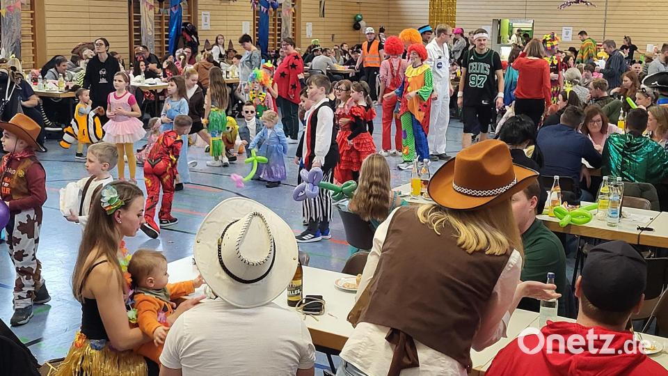 Tanzen, unterhalten und spielen beim Kinderfaschingsball des FC Luhe Markt. Bild: R. Kreuzer