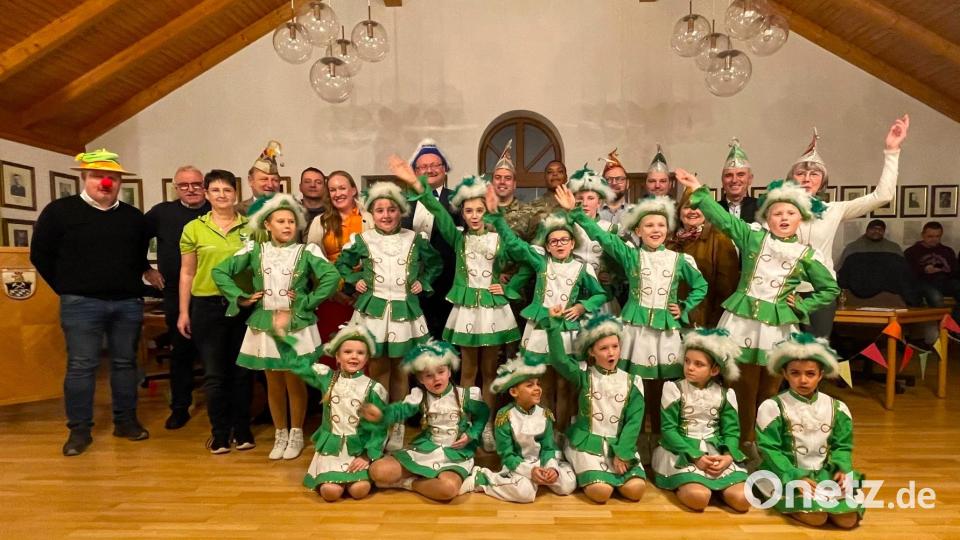 Die Garde der Faschingsgesellschaft Klein-Seugastanien, hier mit Präsidentin Alexandra Graf (zweite Reihe, Zweite von links) tritt im Freihunger Rathaus auf. Bild: Krones