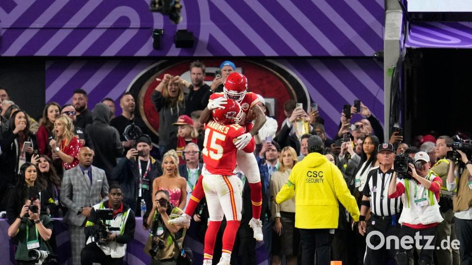 Wide Receiver Mecole Hardman Jr. von den Kansas City Chiefs feiert mit Quarterback Patrick Mahomes. Bild: Abbie Parr/AP/dpa