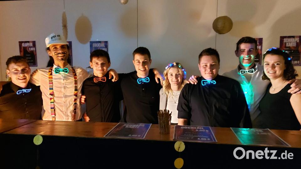 Das jugendliche Service-Team in der Bar steht bereit für Cocktails und Klopfer. Bild: lg