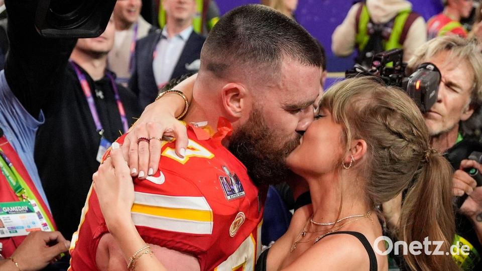 Popstar Taylor Swift küsst ihren Freund, Chiefs Tight End Travis Kelce, nach dem Sieg. Bild: John Locher/AP/dpa
