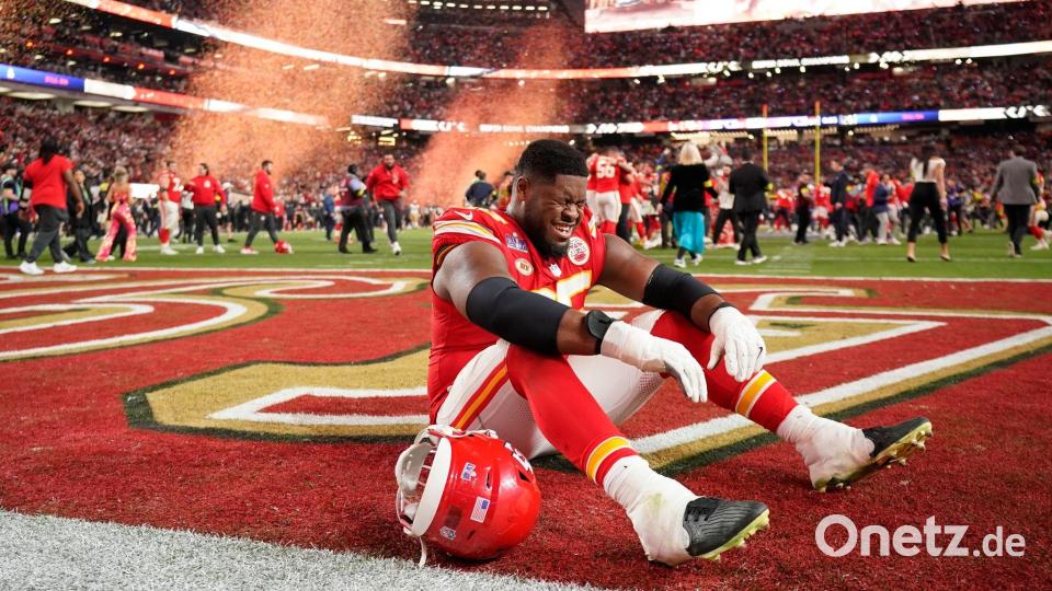 Bei Chiefs Guard Trey Smith fließen nach dem Sieg die Tränen. Bild: Eric Gay/AP/dpa