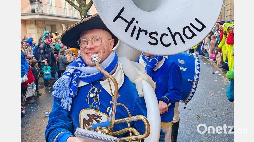 Hier hat Michael Meindl noch gut lachen. Ob er nach zweieinhalb Stunden Marsch durch Düsseldorfs Straßen und Sousaphon-Blasen noch immer so gut drauf war? Das weiß nur er. Bild: Musikzug Hirschau