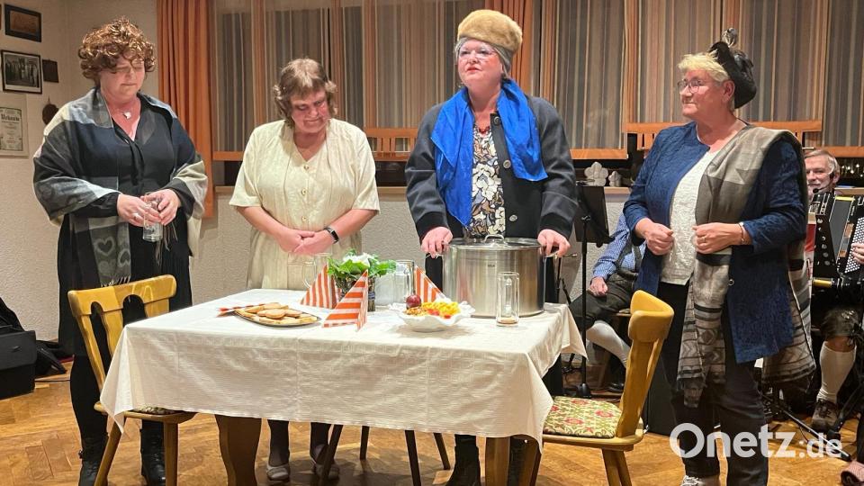 Der Frauenbund Neuhaus zeigt den Sketch „Die Bowle“. Bild: Kappl, Andreas [kap]